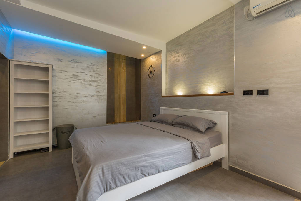 interior de dormitorio con papel pintado gris