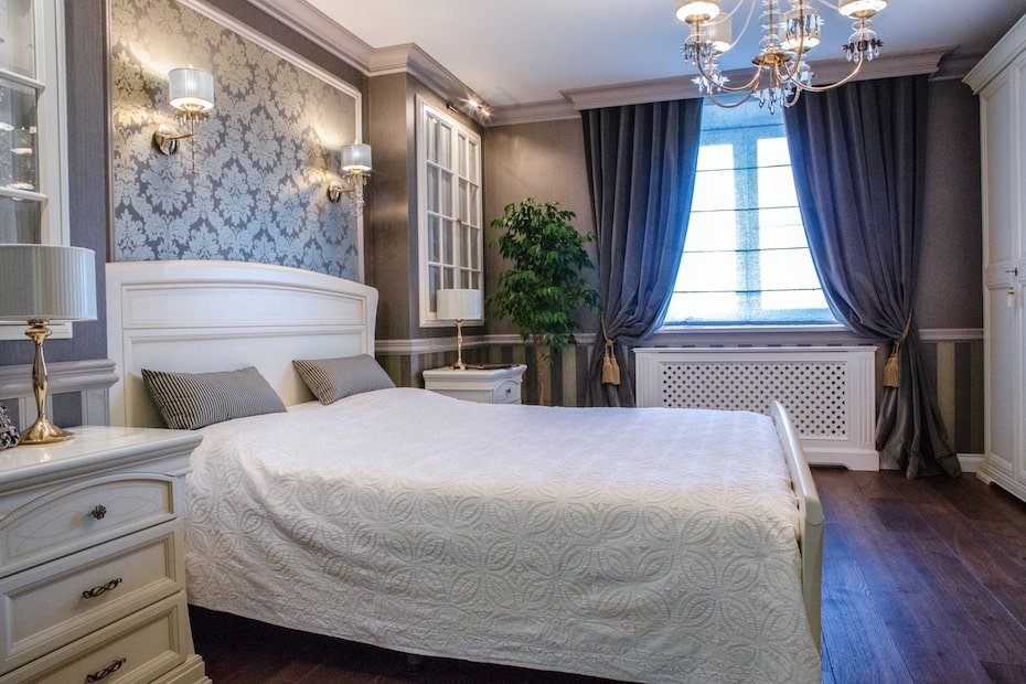 diseño de dormitorio con papel pintado gris