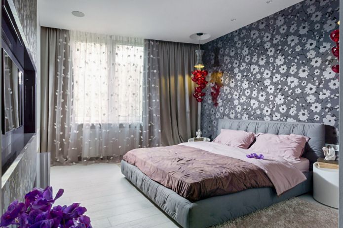 papel pintado gris con flores en el dormitorio
