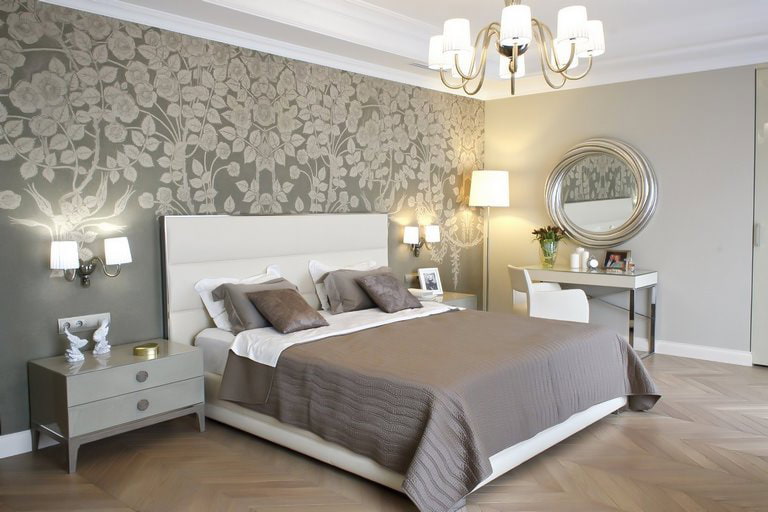 Interior de dormitorio con papel pintado gris