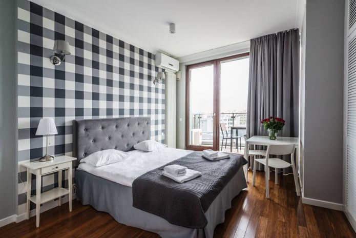 Papel pintado gris a cuadros en el dormitorio