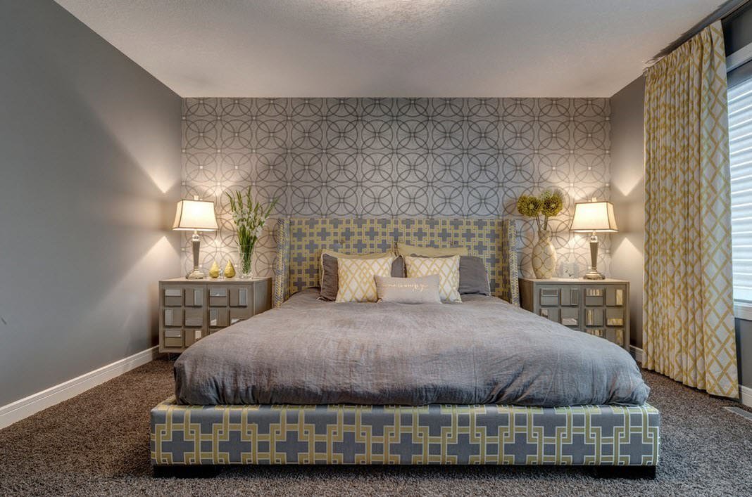 Interior de dormitorio con papel tapiz gris