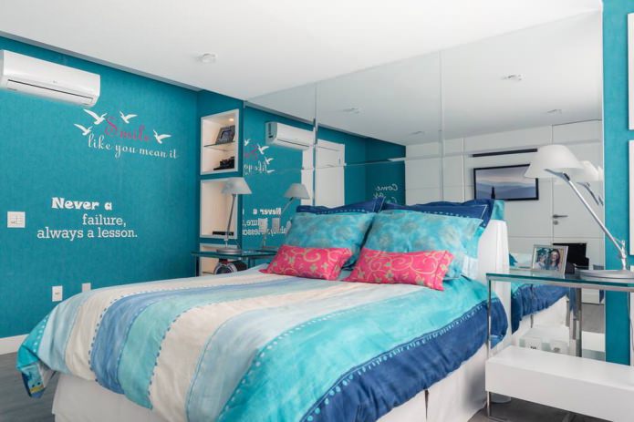 Paneles de espejo en la pared del dormitorio azul