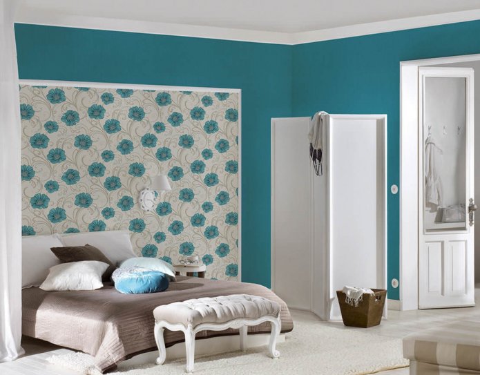 fondo beige en la cabecera de la cama con flores