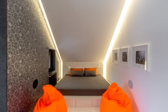 dormitorio estrecho en el ático