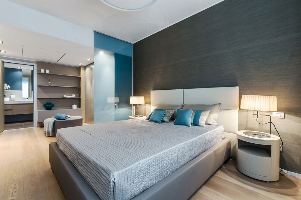 diseño de dormitorio con papel pintado gris