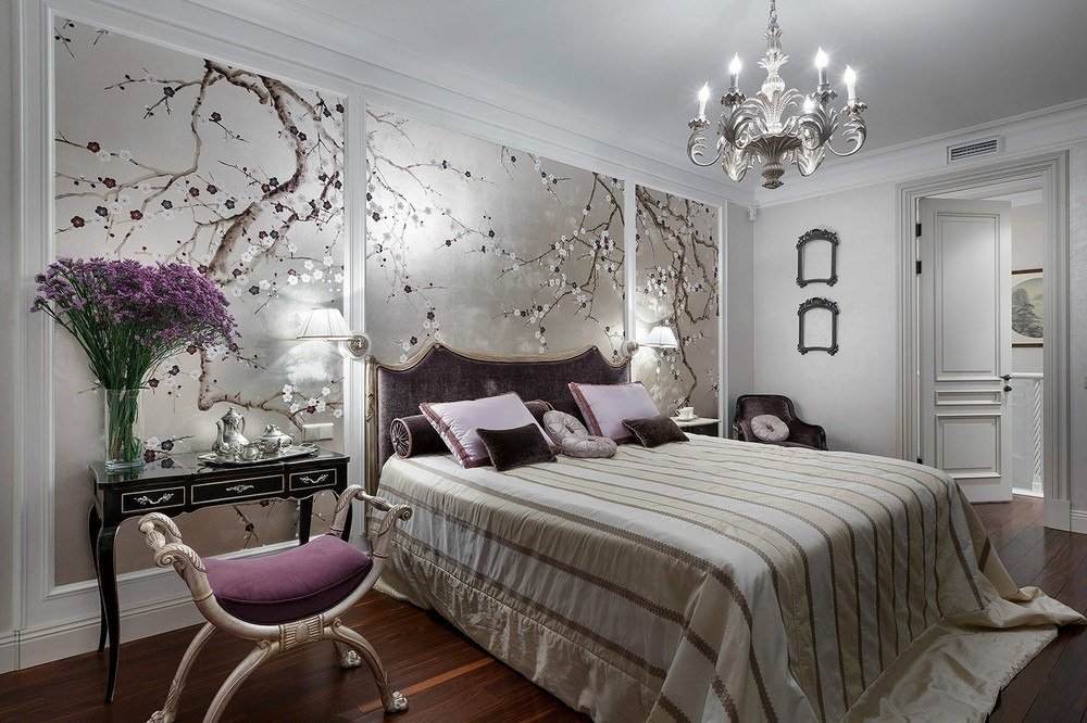 Diseño de dormitorio con papel pintado plateado