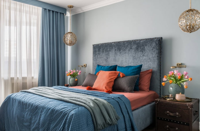 cama con tapizado de terciopelo