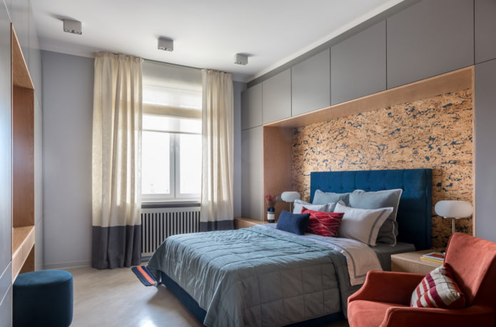 cama en un nicho del armario
