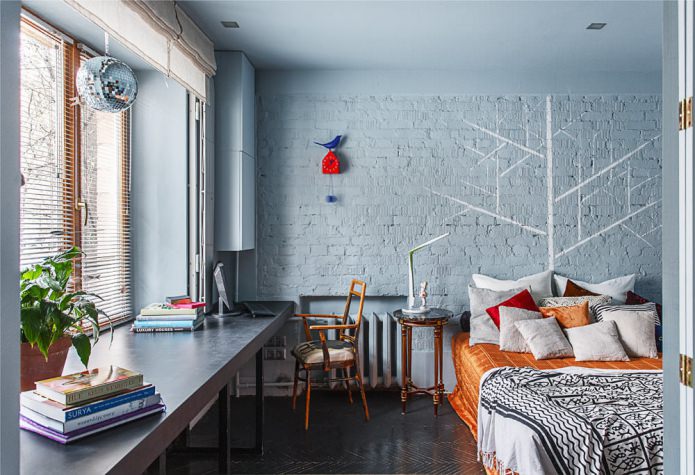pared de ladrillos azules en el dormitorio
