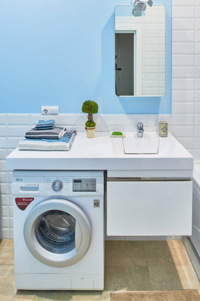 Máquinas bajo el lavabo