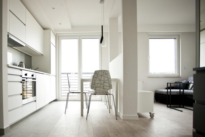 interior de un estudio con dos ventanas