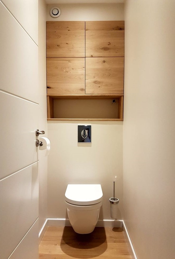 muebles en el baño en un apartamento de Khrushchev