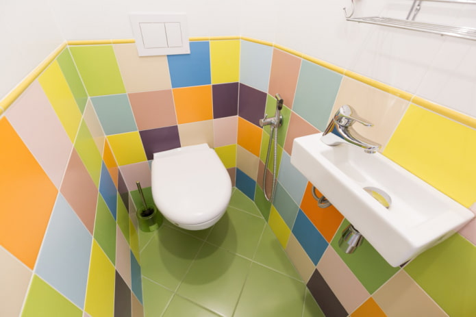 Accesorios de plomería en el interior de un inodoro en un apartamento de la época de Jruschov