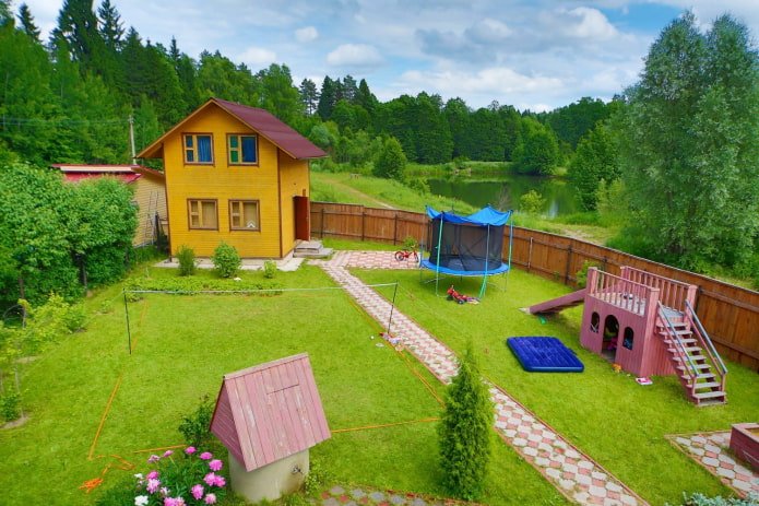 parque infantil en el jardín