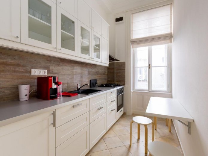 Cocina recta con mesa de comedor