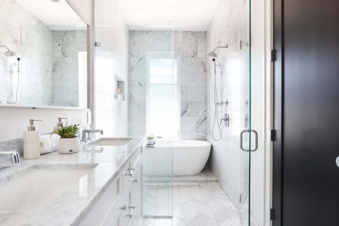 baño con azulejos de mármol
