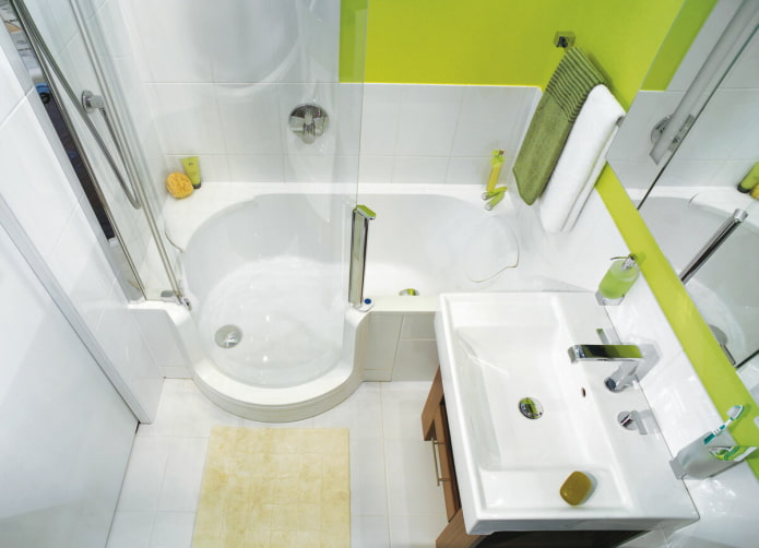 Bañera pequeña y luminosa