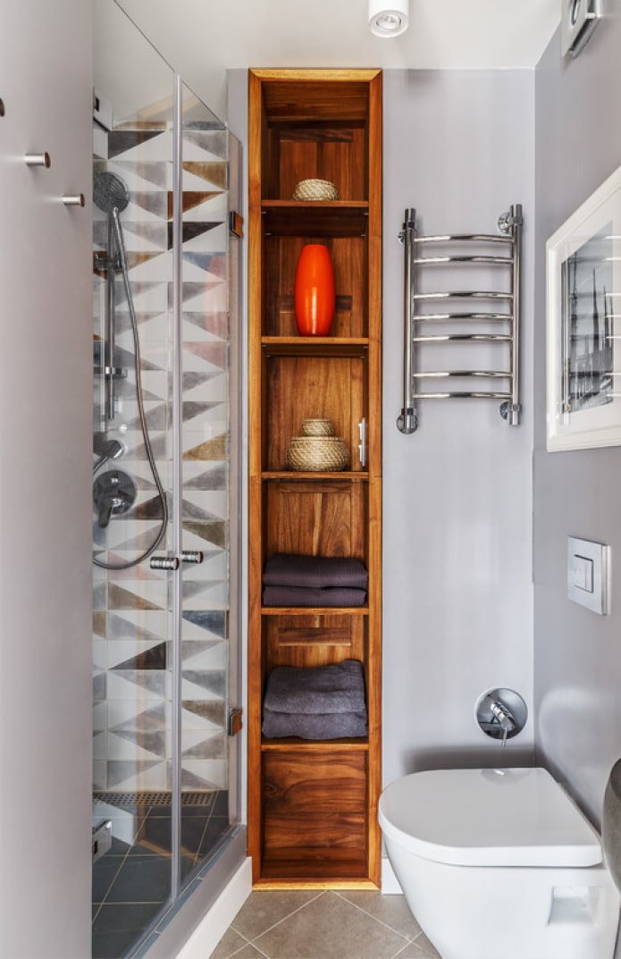 estantería de madera en el baño