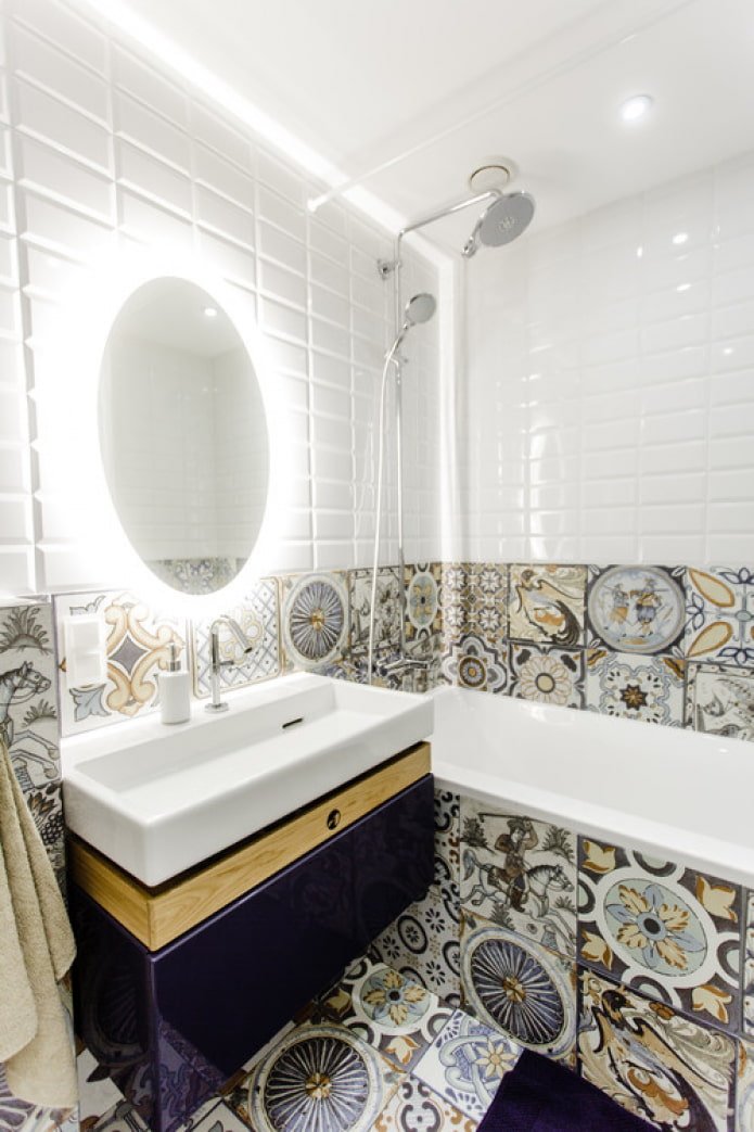 Diferentes azulejos en el baño