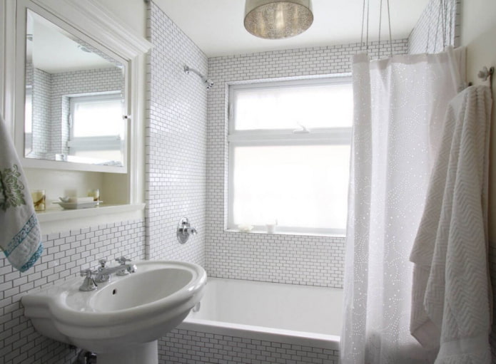 Azulejos pequeños en el baño