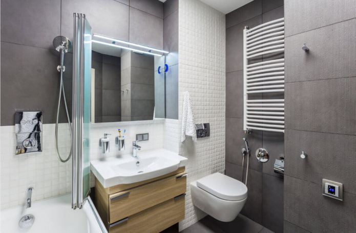 Diferentes azulejos en el baño