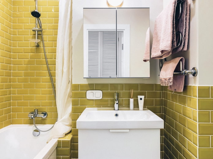 azulejo amarillo en el baño