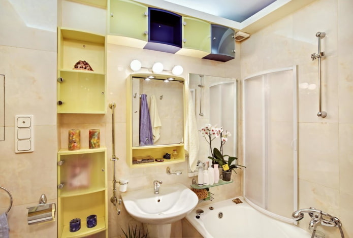 Muebles de plástico en el baño