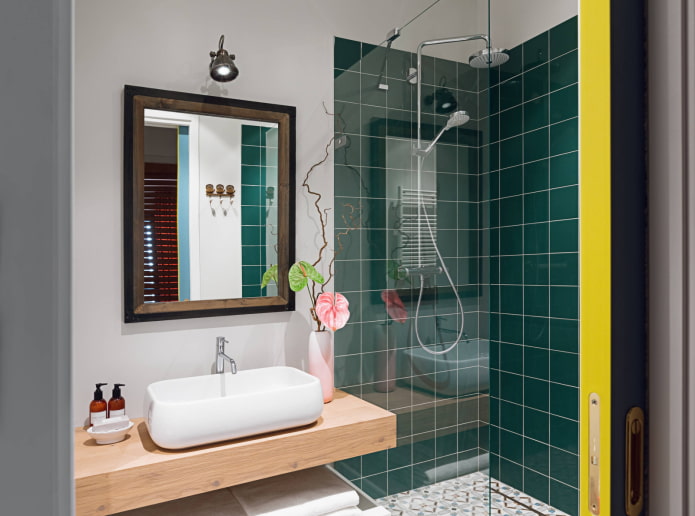 Cabina de cristal en un baño verde