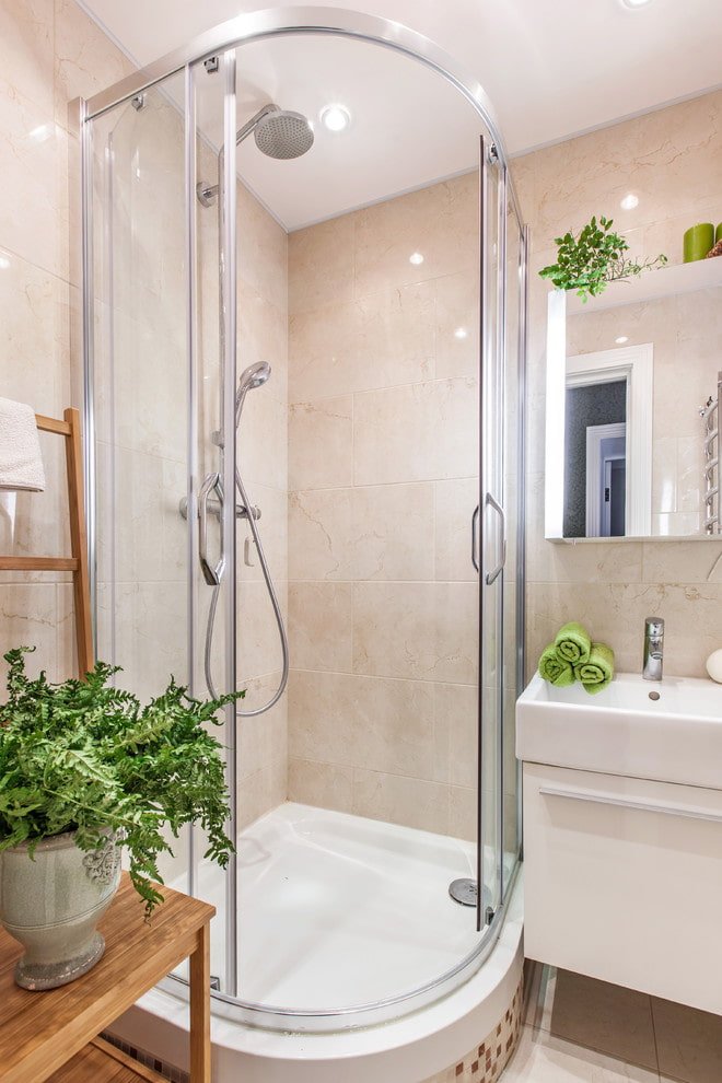 Ducha redonda en el baño con detalles verdes