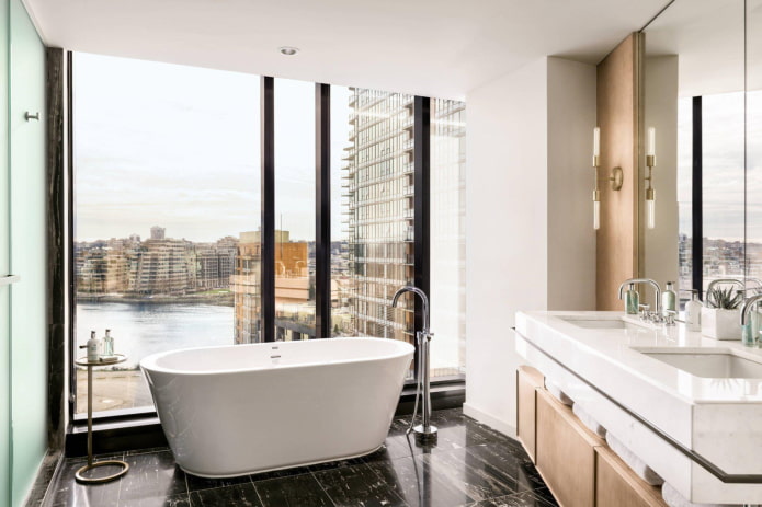 ventanas de suelo a techo en el baño