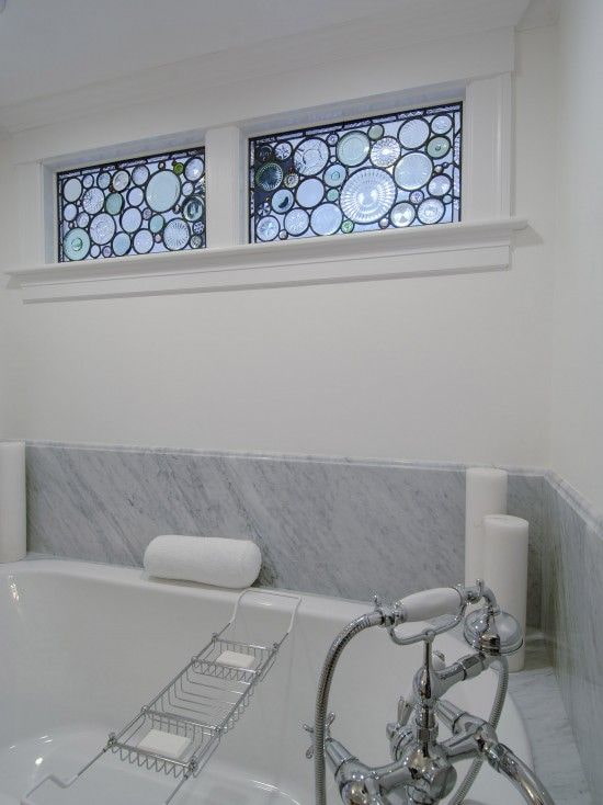 cómo decorar una ventana en el baño