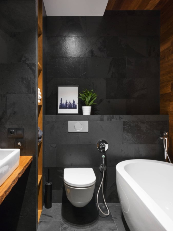 azulejo negro en el baño