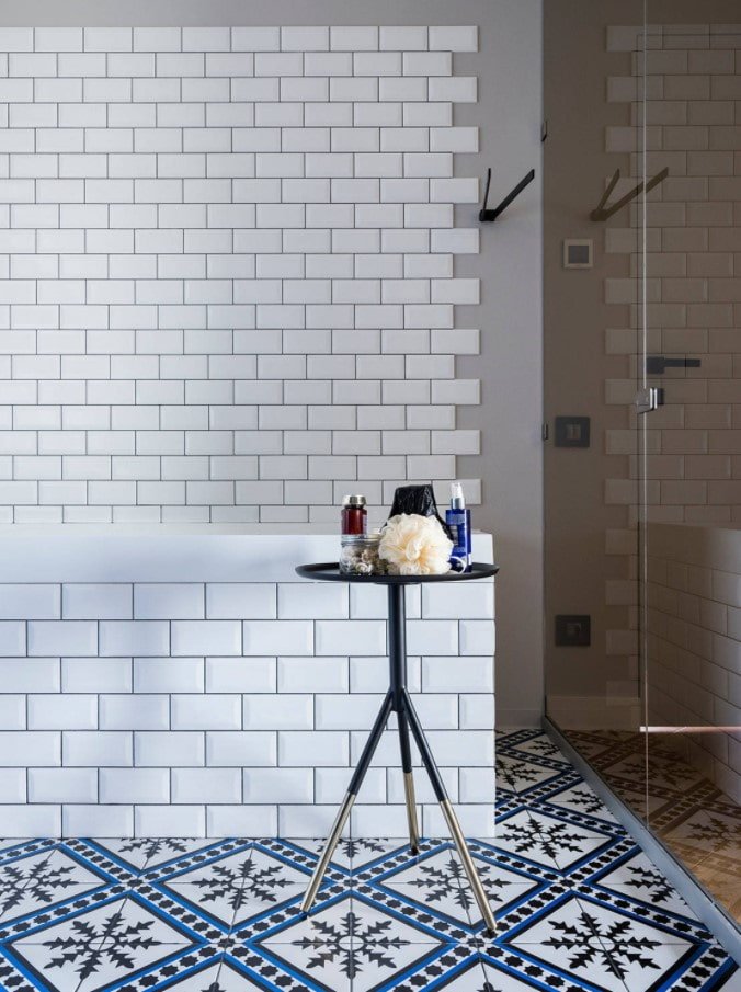 combinación de azulejos y pintura