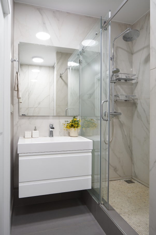 mueble blanco suspendido en el baño