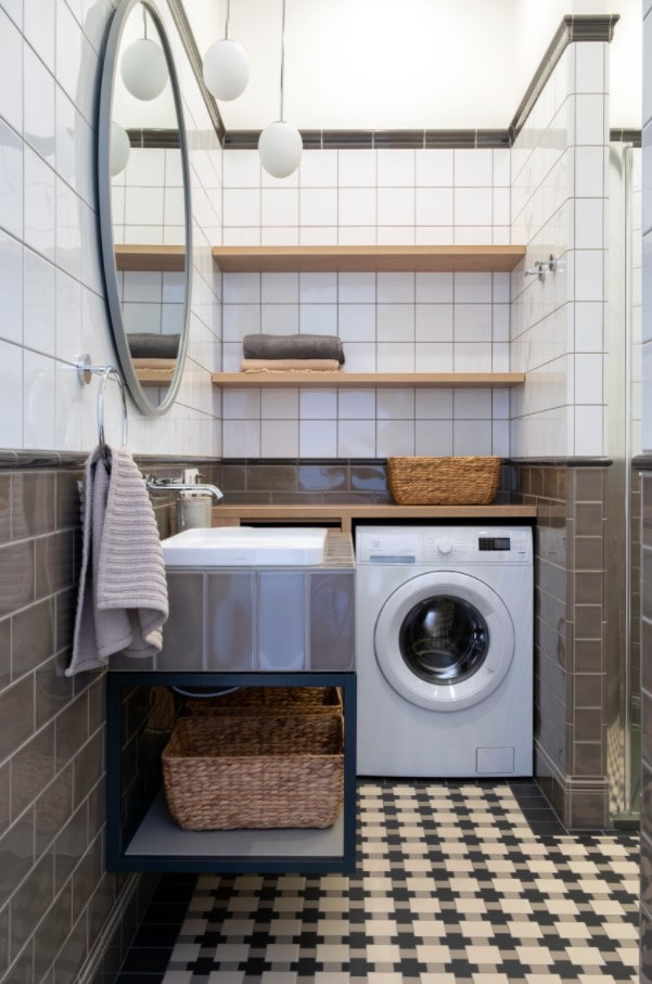 open shelfs in the bathroom