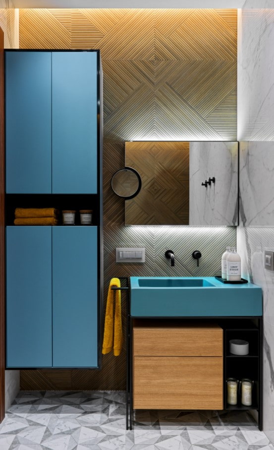 lavabo azul en el interior