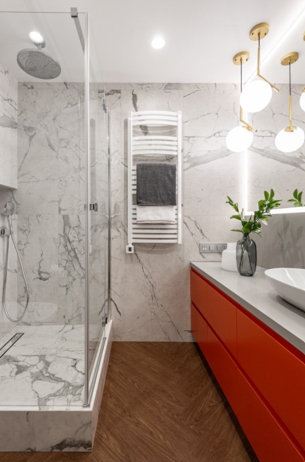 muebles de colores vivos en el baño