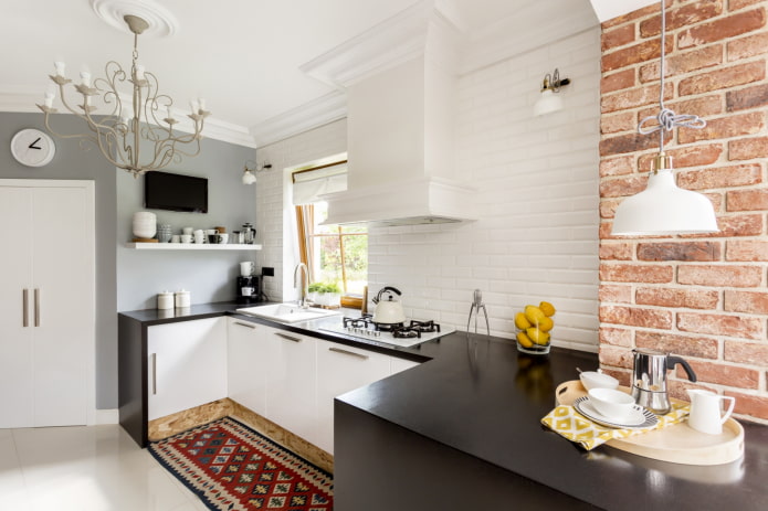 Cocina con conducto de aire con acabado de ladrillo