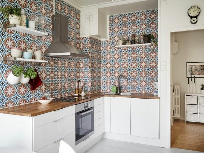 Cocina con un acabado colorido del delantal y la caja