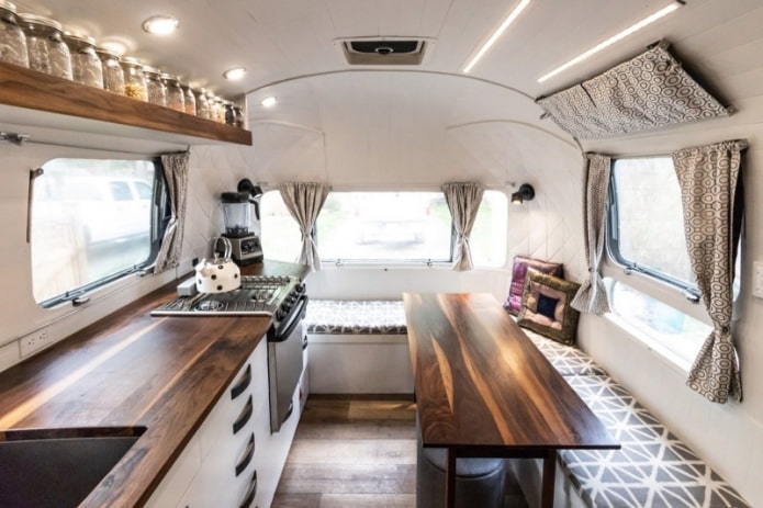 área de cocina en una autocaravana
