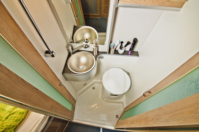 interior de un baño en una autocaravana