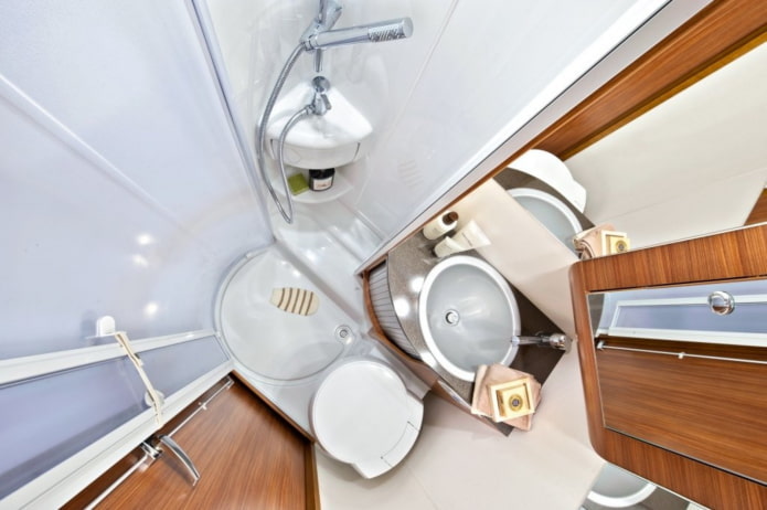 interior de un baño en una autocaravana