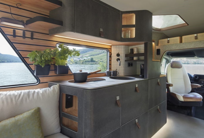 área de cocina en una autocaravana