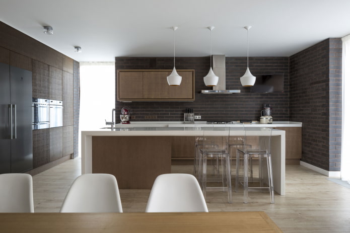 Cocina en la casa en el bosque