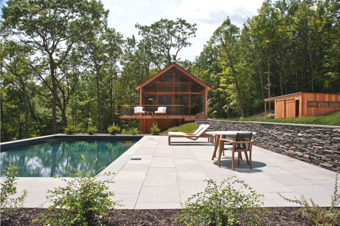 Fachada de la casa en el bosque