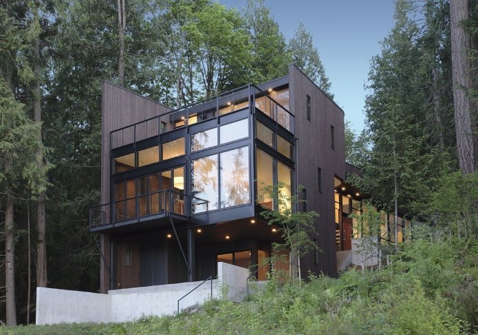 casa en estilo de alta tecnología en el bosque