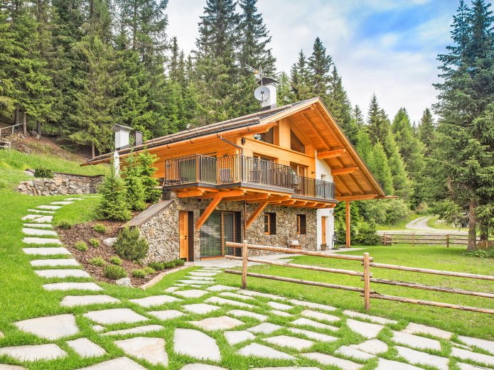 casa estilo chalet en una pendiente