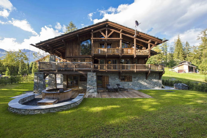 casa clásica de estilo chalet
