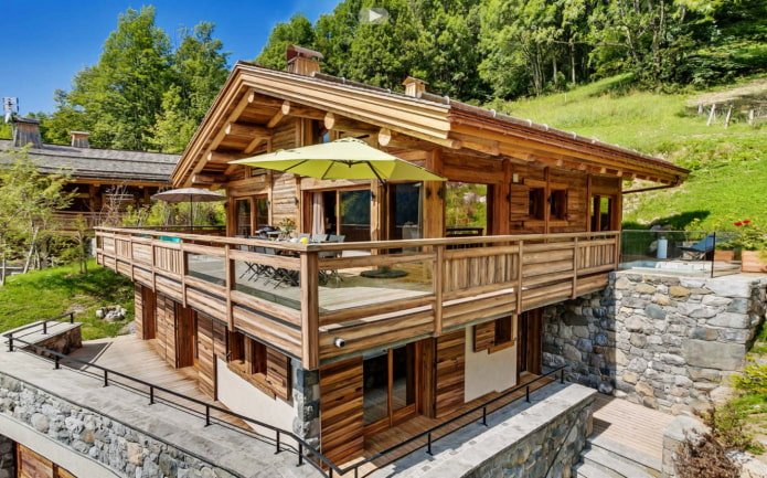 casa con un balcón grande